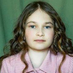 Девочка играет на пиано