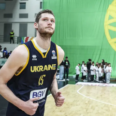 Спортсмен з США демонструє свої навики в баскетболі