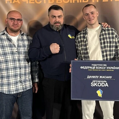 Украинский боксер получил автомобиль за награду чемпионата мира