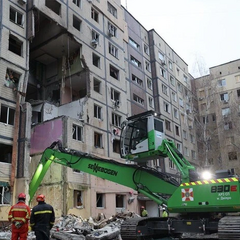 Рятувальні роботи після удару по багатоповерхівці у Дніпрі