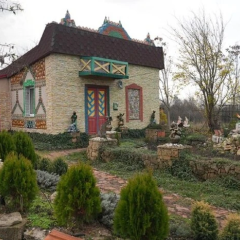 На Миколаївщині чоловік зводить будинок-писанку