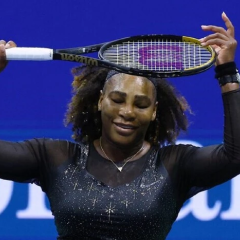 Тенісистка з ракеткою на корті