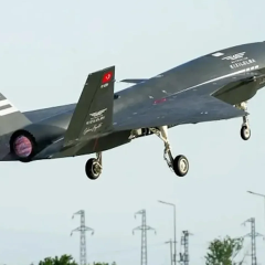 Безпілотник Kizilelma та винищувач M-346