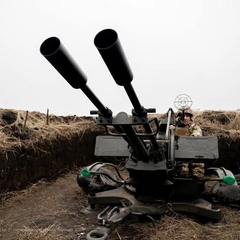 Картинка изображающая депутата Бундестага, который называет два сценария возможного прекращения огня в Украине