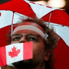 Канадцы поют гимн США