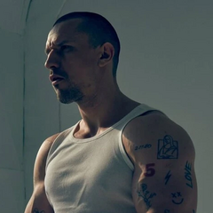 Актор Тарас Цимбалюк у червоній костюмі