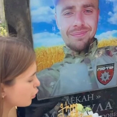 Дружина військового відзначає день народження на могилі