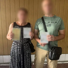 Жінка вивозить сина через кордон