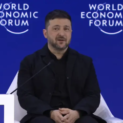 Изображение с тремя флагами: Украина, США, Россия