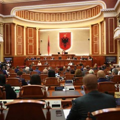 Монитор парламента Албании с изображением кибератаки