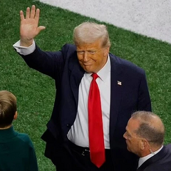 Трамп на Супербоуле с американскими флагами