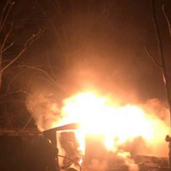 Автомобіль з пошкодженими машинами та рятувальна служба на місці вибуху