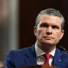 Міністр оборони США влаштував студію макіяжу