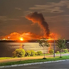 Саратівський НПЗ палаючи після атаки дронів