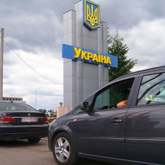 Водитель грузовика бронирует пересечение границы