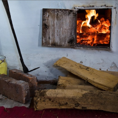 Мертва жінка з кров'ю на підлозі