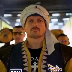 Усик вышел на ринг в образе султана