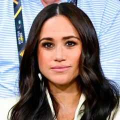 Детали герба испанского поселка с Меган Маркл