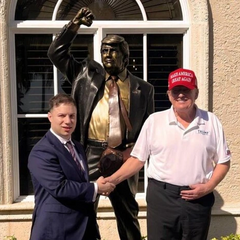 Пам'ятник Трампу у подарунок