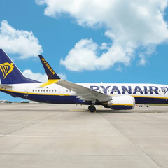 Плакат с логотипом авиакомпании Lufthansa и самолетом Boeing