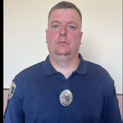 Поліцейський рятує дитину під обстрілом