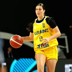 Українська жіноча збірна U-16 святкує перемогу