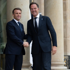 Макрон говорить з генсеком НАТО