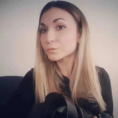 Дівчина у червоному платті з медаллю