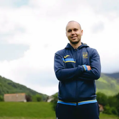 Ліндов - ампфутболіст з м'ячем на полі