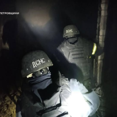 Пошкоджені будинки та поранена людина