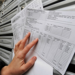 Мужчина смотрит на счетчик электроэнергии