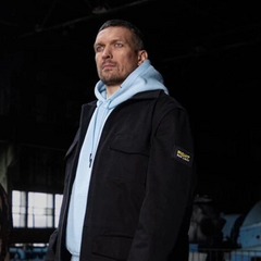 Боксер Усик на подиумі (фото)