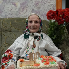 100-річна жителька Сумщини вирощує полуницю