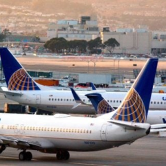 Літак авіакомпанії United Airlines у повітрі