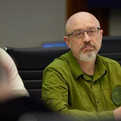 Розбиті будинки на фоні боїв