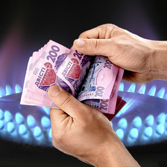 Деньги у руках украинцев на коммунальные услуги