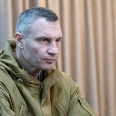 Зупинка тролейбусу в Києві