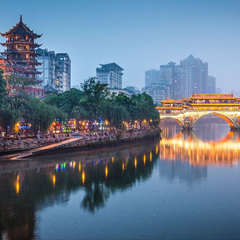 Люди в масках на вулиці