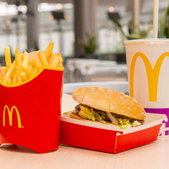 Вход в ресторан McDonald's