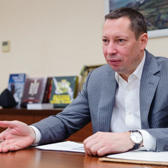 Глава Нацбанка подписывает документы перед уходом