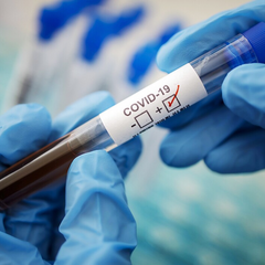 Изображение врача в защитном костюме