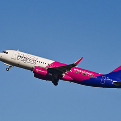 WizzAir летит над базой в Молдове