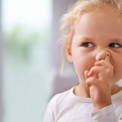 Человек чистит нос пластиковой ложкой