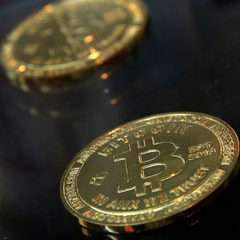 Албанські поліцейські передають турецькій поліції затриманого злочинця з криптою