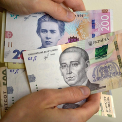 Купюри і монети на конвертаційному столі