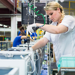 Ким работает в Чехии?