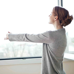 Відкриті вікна для провітрювання будинку