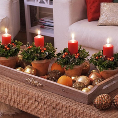 Комод з різьбленнями та золотистими деталями