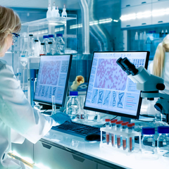 Портрет дівчинки з щасливим посмішкою