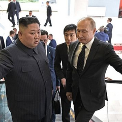 Государственные флаги России и Северной Кореи